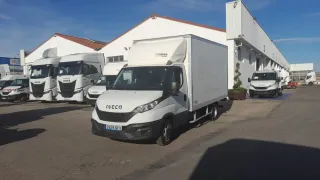 Iveco Furgón Blanco con trampilla