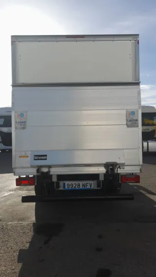Iveco Furgón Blanco con trampilla