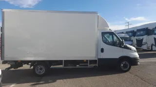 Iveco Furgón Blanco con trampilla