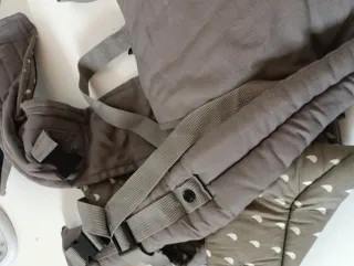 Mochila portabebés gris estampado