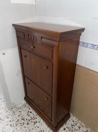 Zapatero clásico en madera de pino.