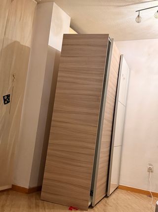 Armario de madera y plástico