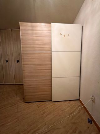 Armario de madera y plástico