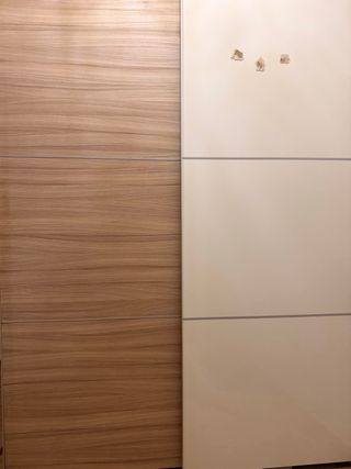 Armario de madera y plástico