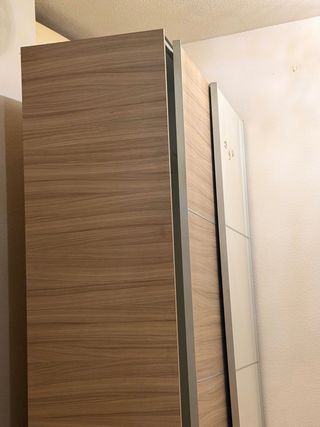 Armario de madera y plástico