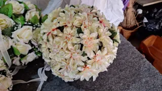 4 Ramos Rosas Blancas y Flores Amarillas