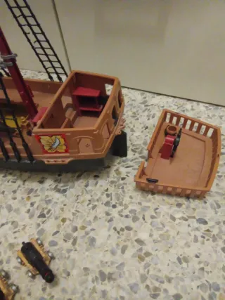 Barco pirata Playmobil con 3 piratas
