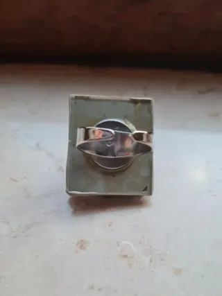 Anello artigianale viti e pietra rossa