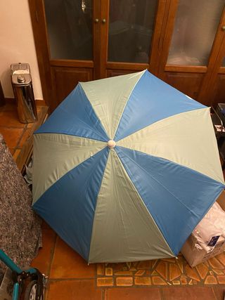 Sombrilla de playa azul y verde