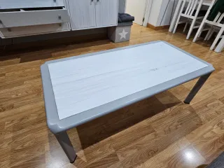 Mesa auxiliar gris y blanca