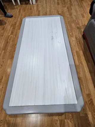 Mesa auxiliar gris y blanca