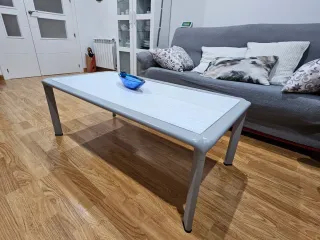 Mesa auxiliar gris y blanca