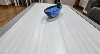 Mesa auxiliar gris y blanca