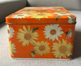 Caja antigua Colacao flores naranjas