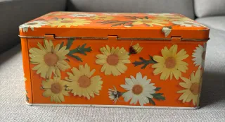 Caja antigua Colacao flores naranjas