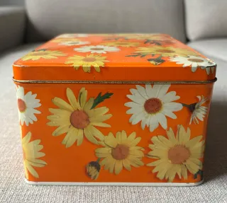 Caja antigua Colacao flores naranjas