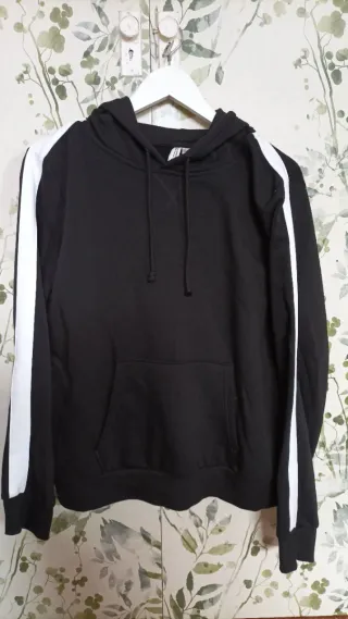 Sudadera negra con rayas blancas