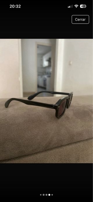 Gafas de sol negras y moradas