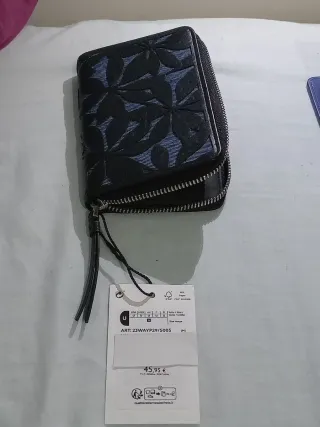 Cartera de cuero con diseño floral