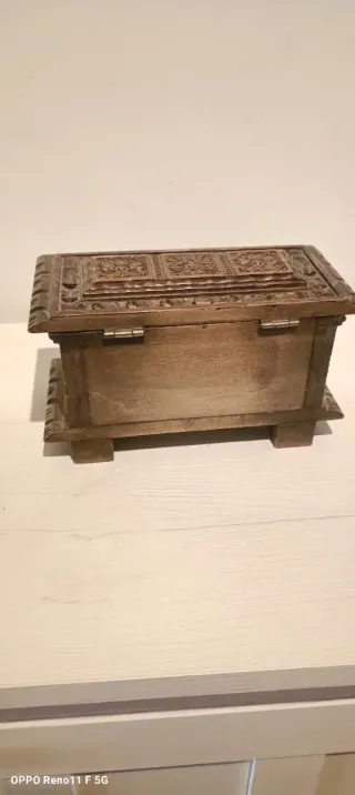 Cajita de madera antigua tallada