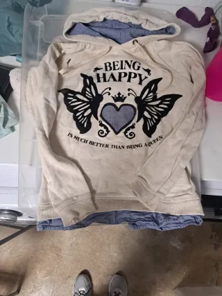 Sudadera beige con mariposas y corazón