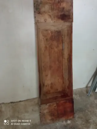 Baúl antiguo de madera con detalles dorados