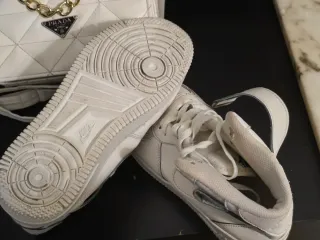 Zapatillas Nike y Bolso Prada Blanco