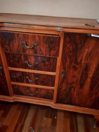 Antiguo aparador para restaurar. s