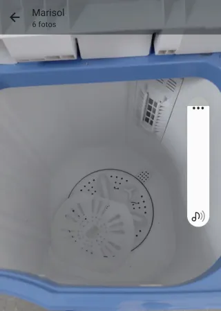 Mini lavadora blanca y azul