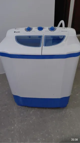 Mini lavadora blanca y azul