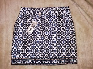 Minisaia azul e branca com padrão