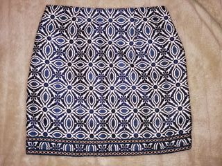 Minisaia azul e branca com padrão