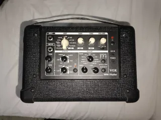 Guitarra Eléctrica Cort + Amplificador VOX