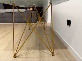 Mesa efecto mármol negro y patas doradas