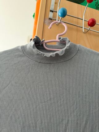 Camiseta Stradivarius azul cuello alto