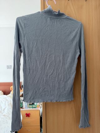 Camiseta Stradivarius azul cuello alto