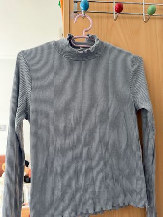 Camiseta Stradivarius azul cuello alto