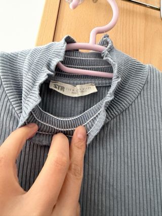 Camiseta Stradivarius azul cuello alto