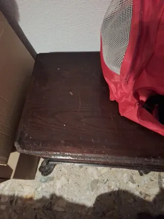 Baúl de madera tallada