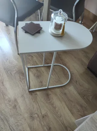 Mesa auxiliar moderna blanca