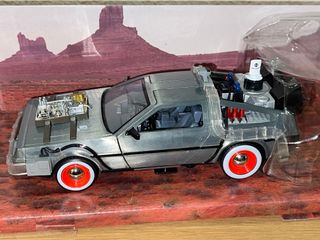 Coche DeLorean Regreso al Futuro III 1:24 con LUZ