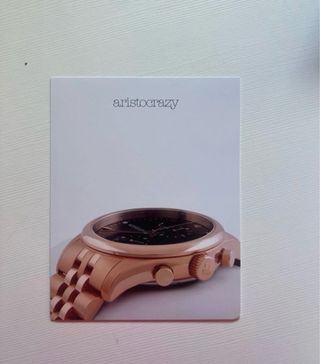 Reloj de pulsera dorado con esfera multicolor