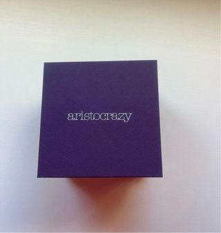 Reloj de pulsera dorado con esfera multicolor