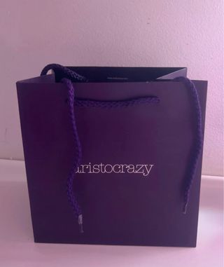 Reloj de pulsera dorado con esfera multicolor