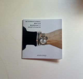 Reloj de pulsera dorado con esfera multicolor