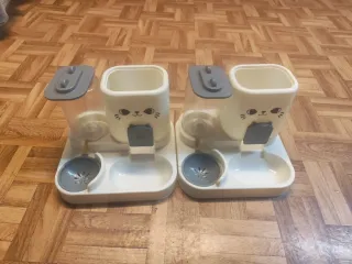 Cibo e acquaio per gatti