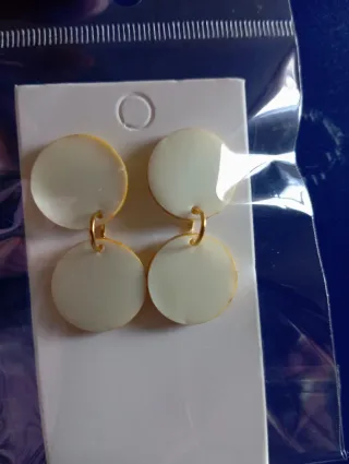 Pendientes colgantes circulares dorados y blancos