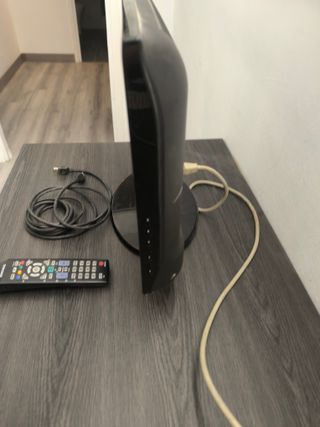 TV Samsung 19” con HDMI + mando + cables