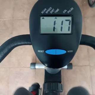 Bicicleta Estática Negra y Plateada