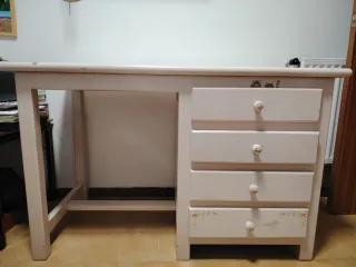 Escritorio de madera beige con cajones